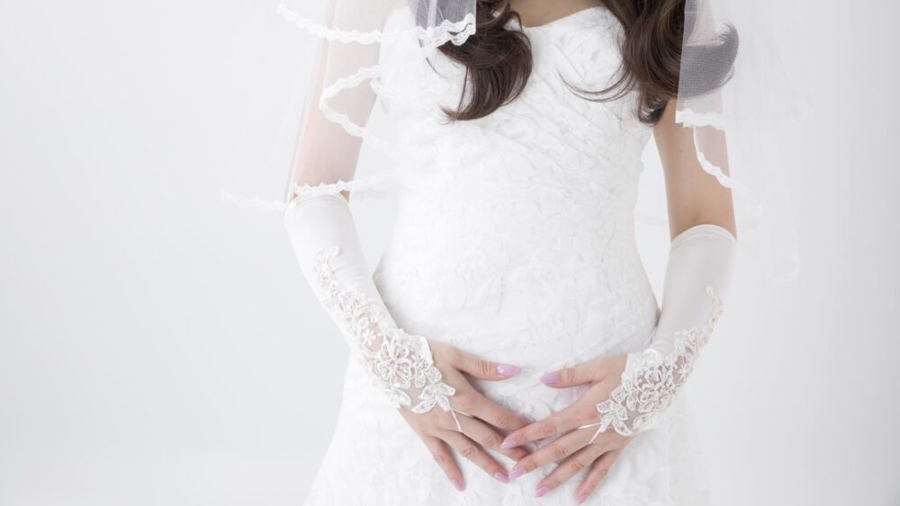 結婚だけでなく妊娠も手に入れた妊娠中の花嫁